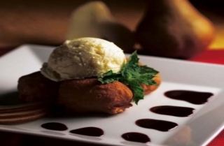 Buñuelos de pera con salsa de vino tinto